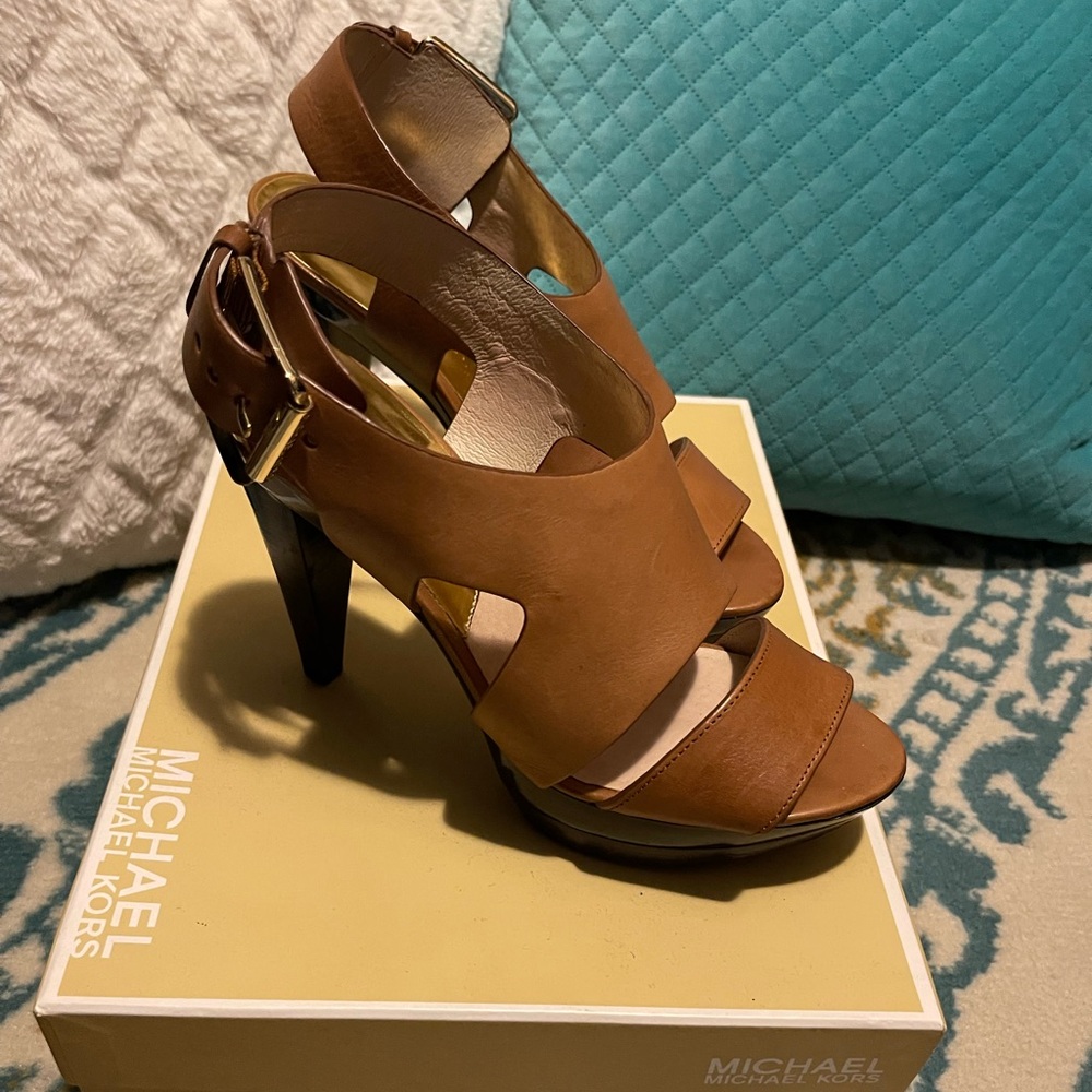 Michael kors carla platform size 8/5